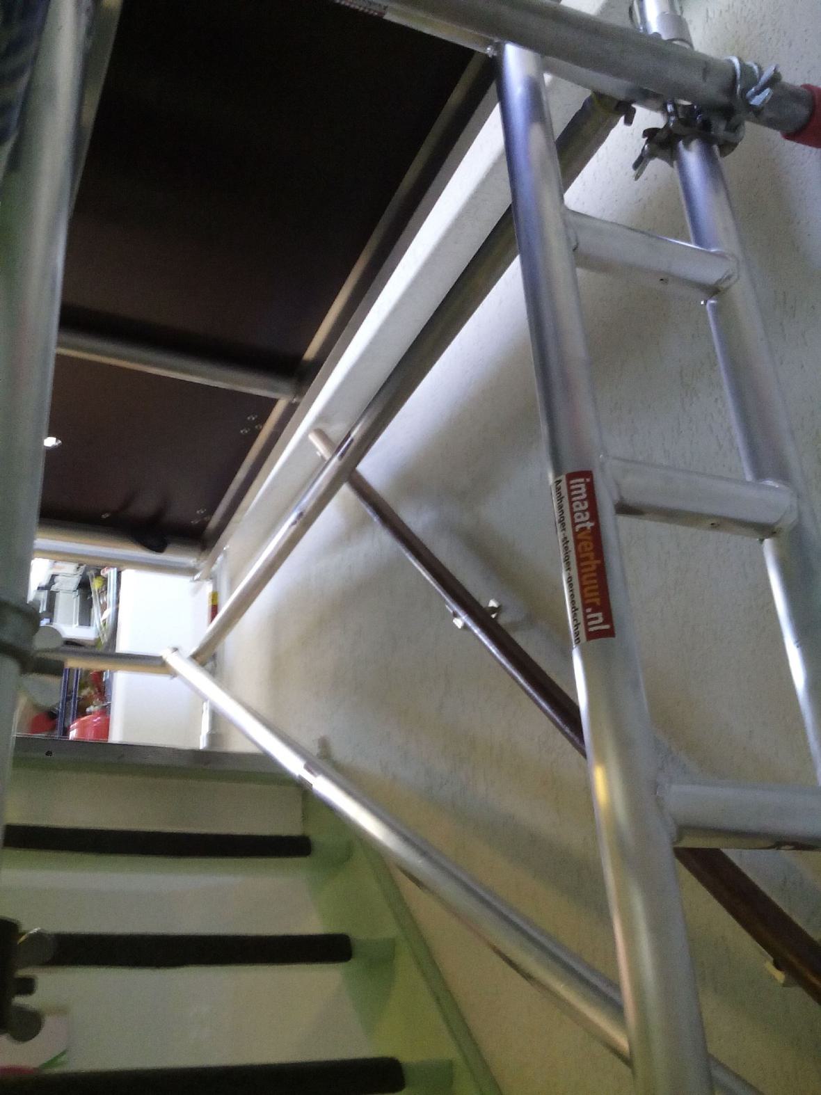 Trap steiger met doorloop, steiger op de trap, imaatverhuur Oud-Beijerland