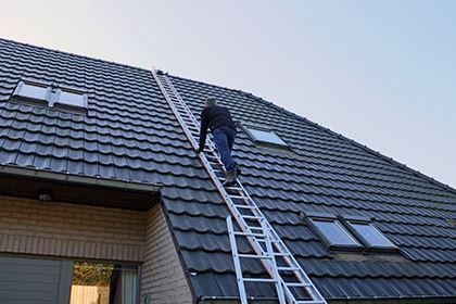 Bij imaatverhuur huurt U ook dakladders waardoor U relatief veilig kan werken